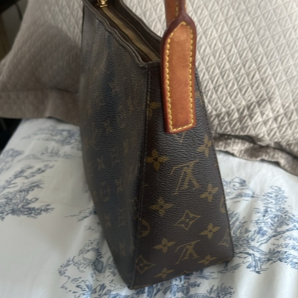 Authentic Louis Vuitton Monogram Looping MM Shoulder Bag. - Picture 5 of 14